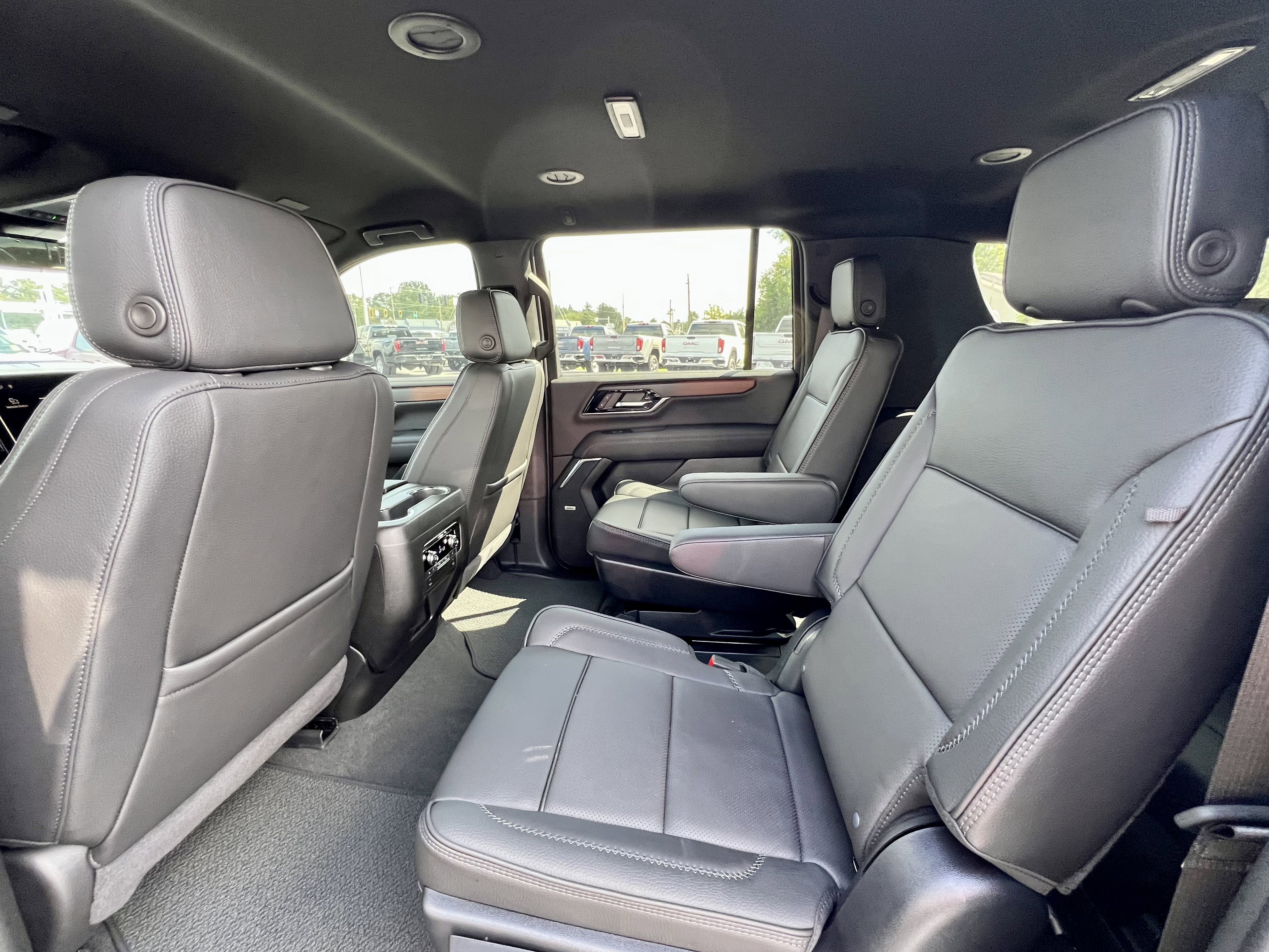 2025 GMC Yukon XL Denali - Photo 29