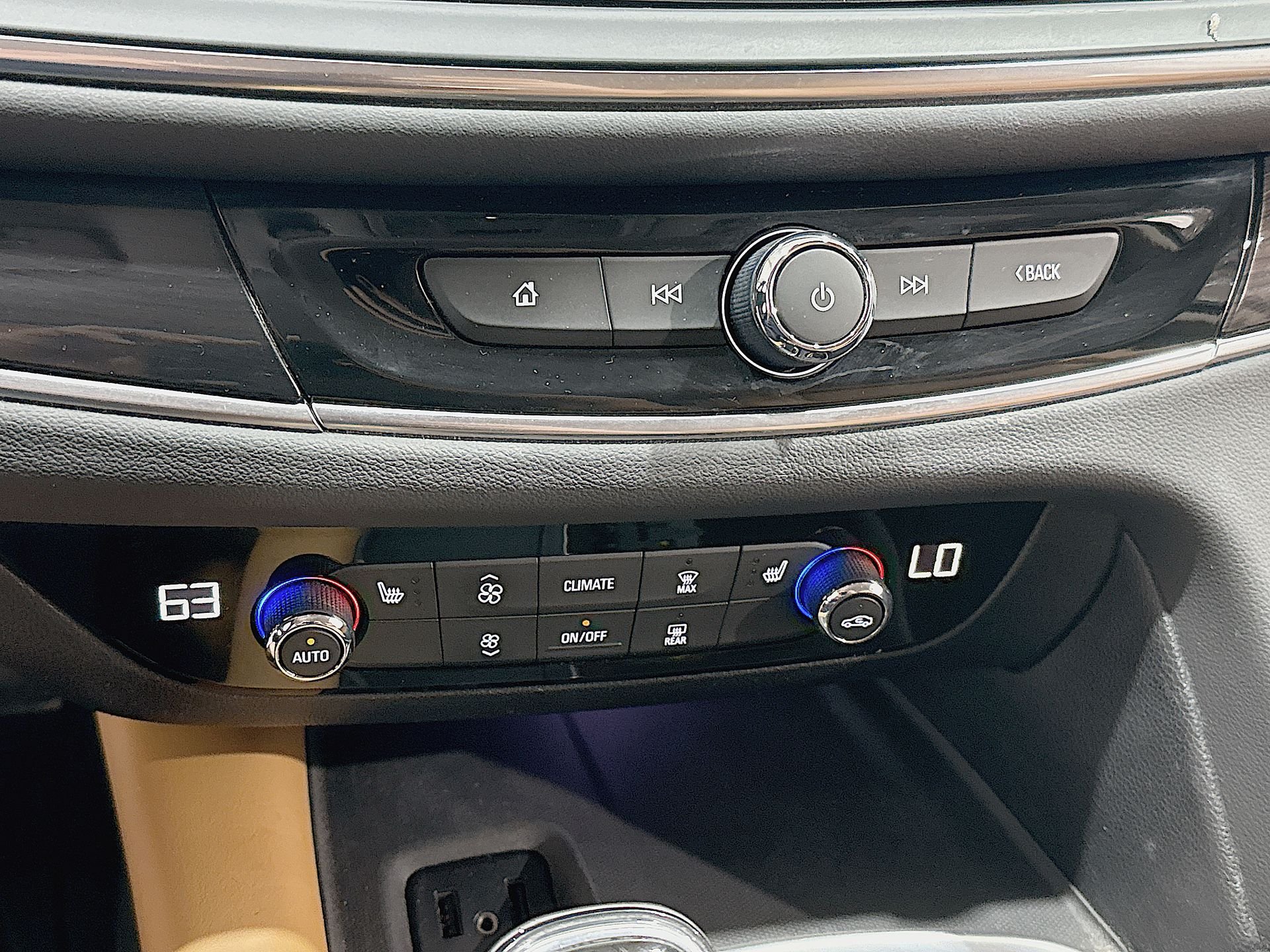 Used 2018 White Frost Tricoat Buick Essence image 18