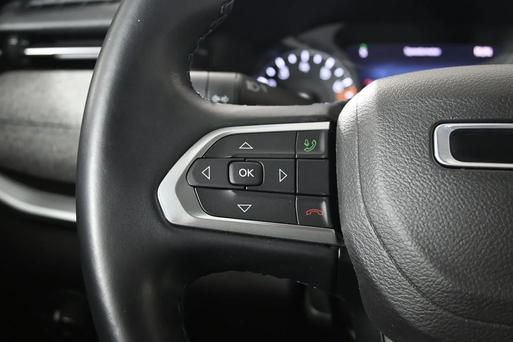 Used 2022 White Jeep Latitude image 34