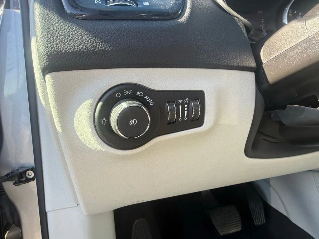 Used 2018 Silver Jeep Limited image 11