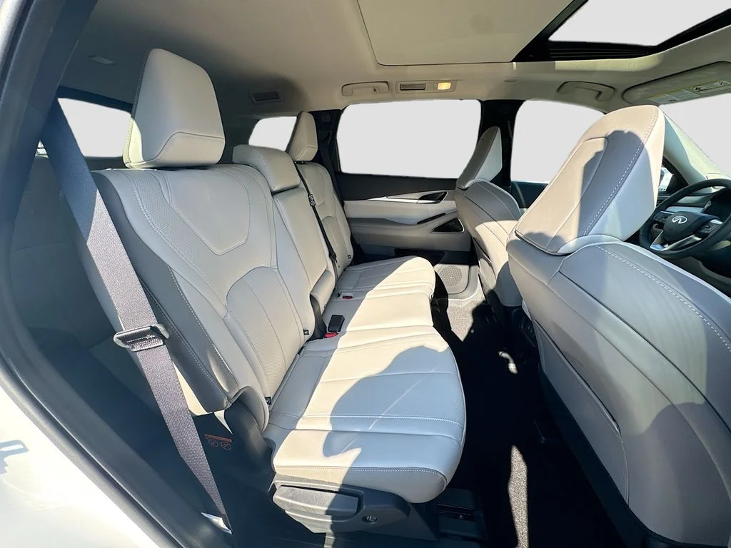 Certified Used 2026 White INFINITI LUXE image 31