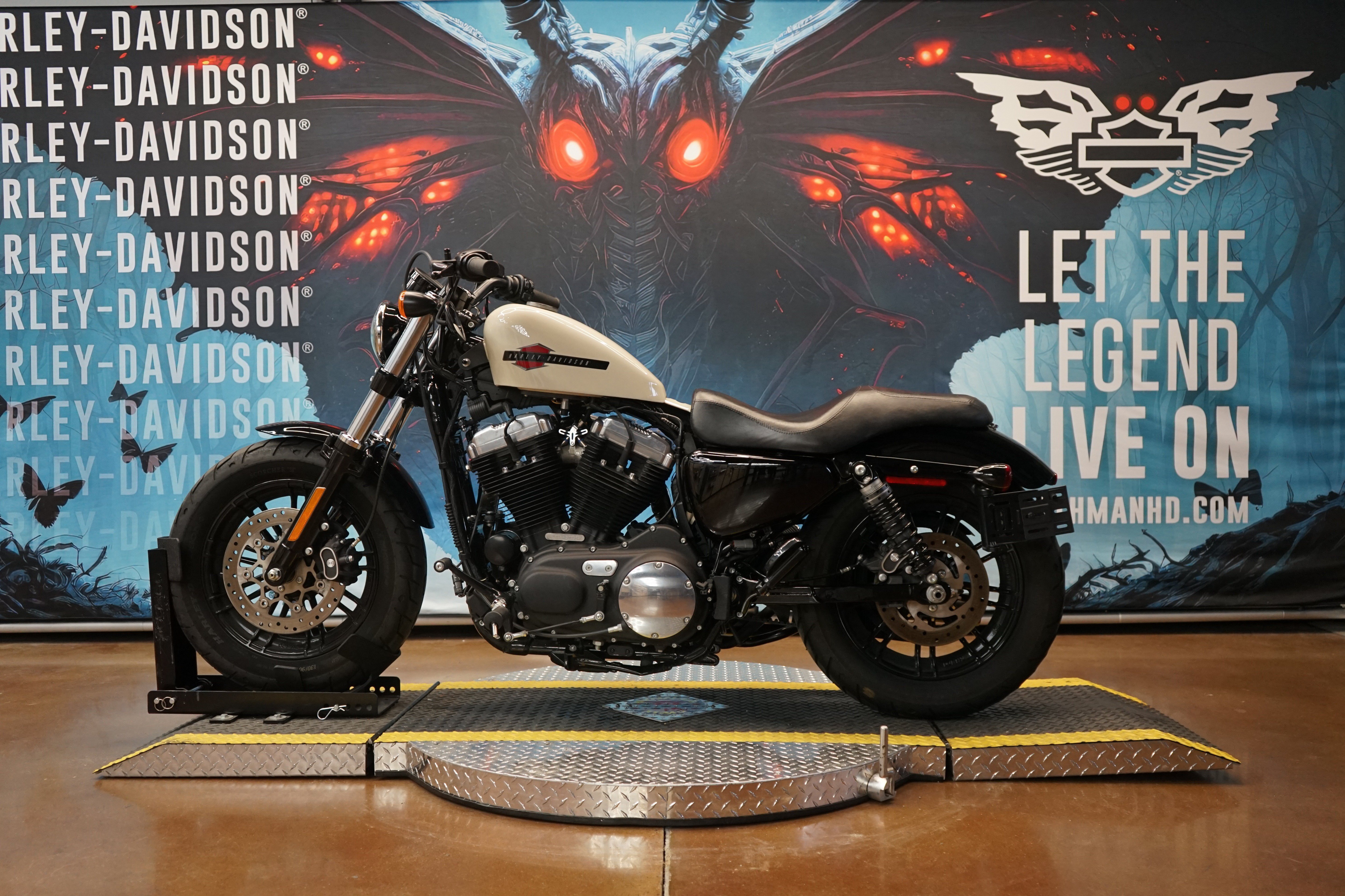 Used 2022 White Sand Pearl Harley-Davidson  image 5