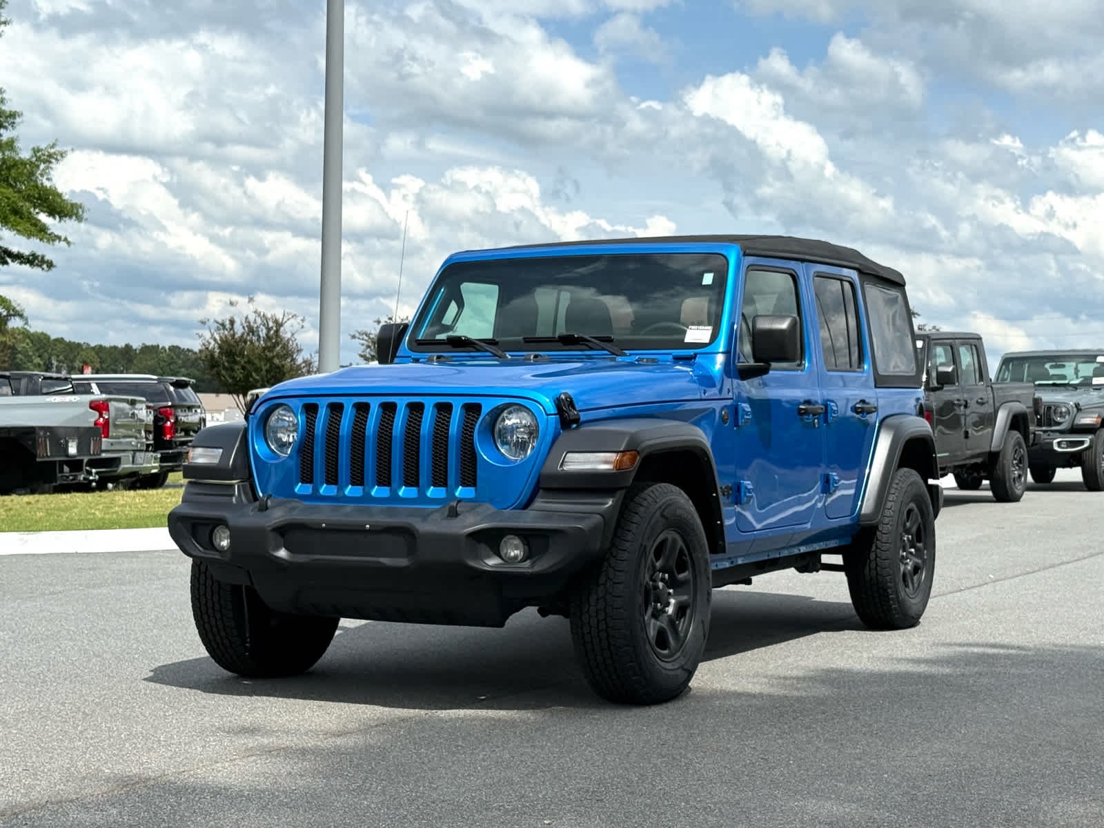 2022 Jeep Wrangler Sport's photo