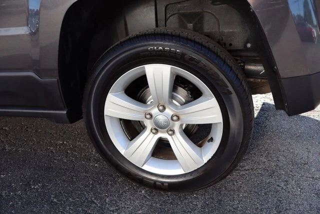 Used 2014 Granite Crystal Clearcoat Metallic Jeep Latitude image 36