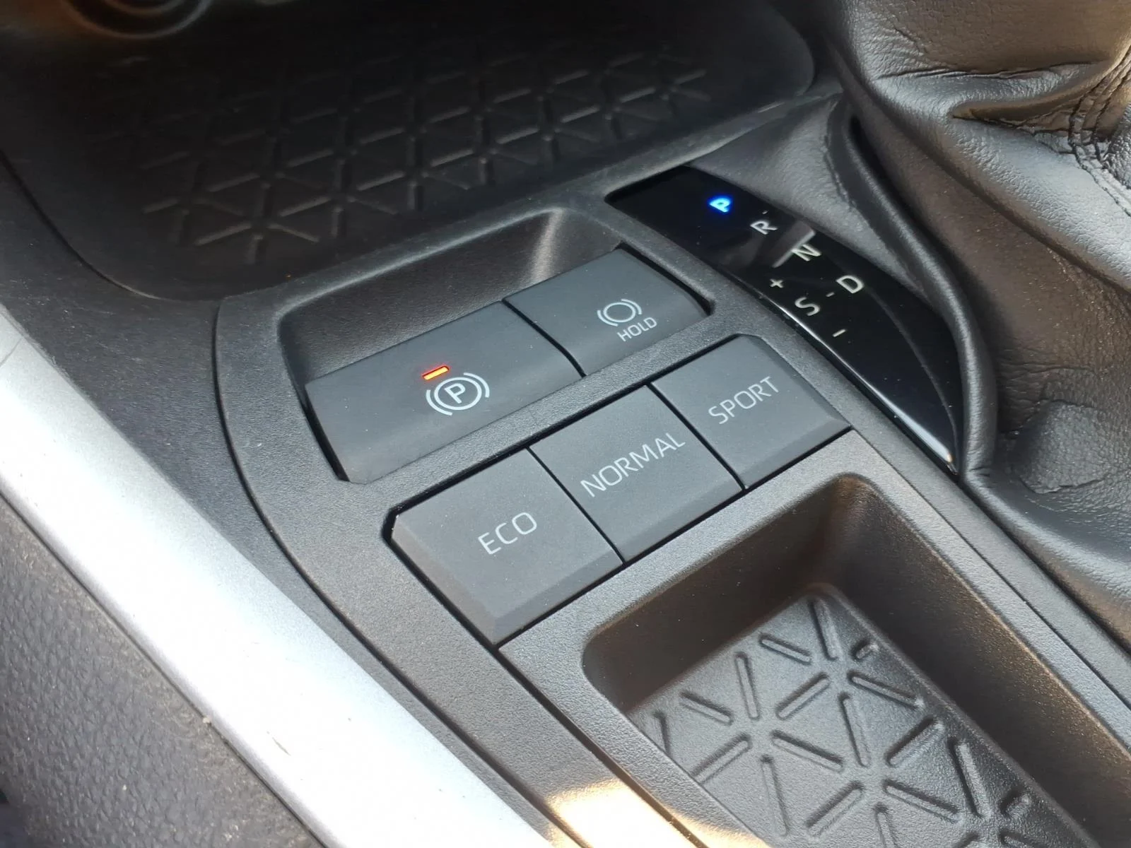 Used 2022  Toyota XLE image 7