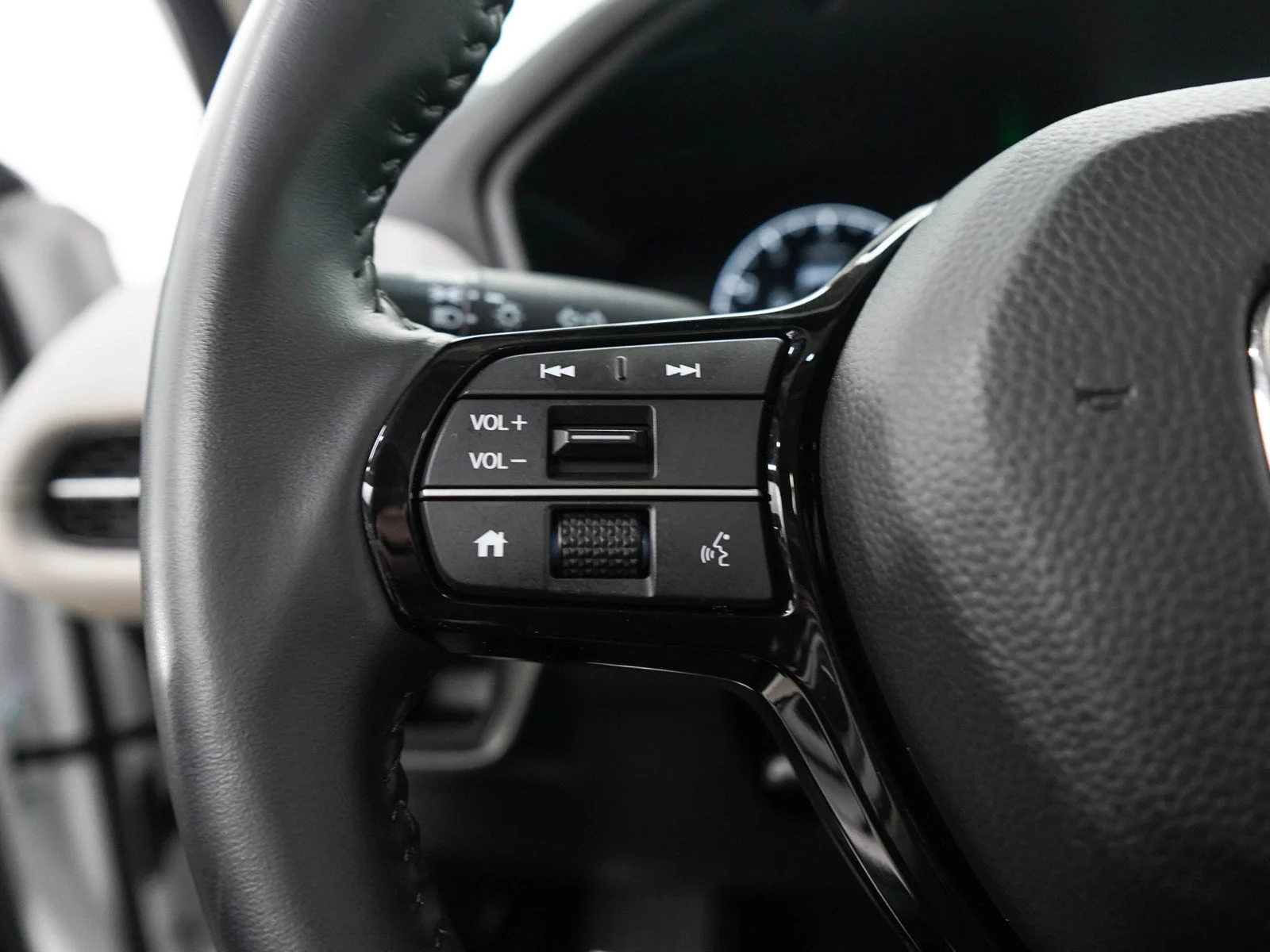 Used 2025 White Honda EX-L AWD CVT image 24