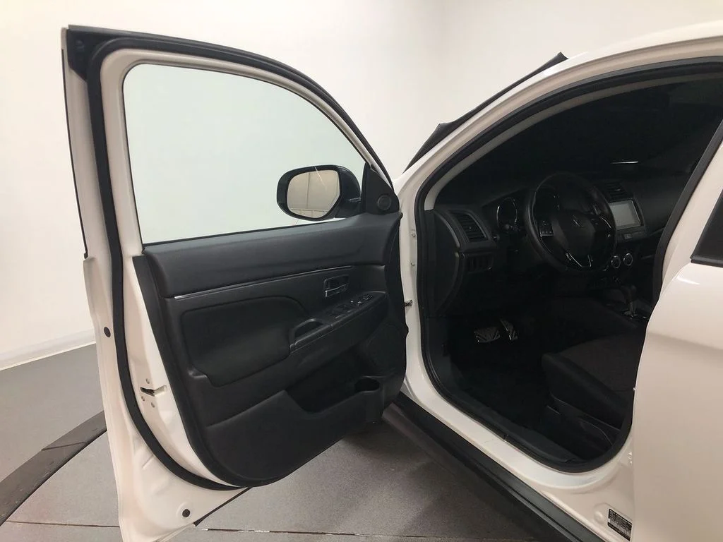 Used 2019 Pearl White Mitsubishi  image 14
