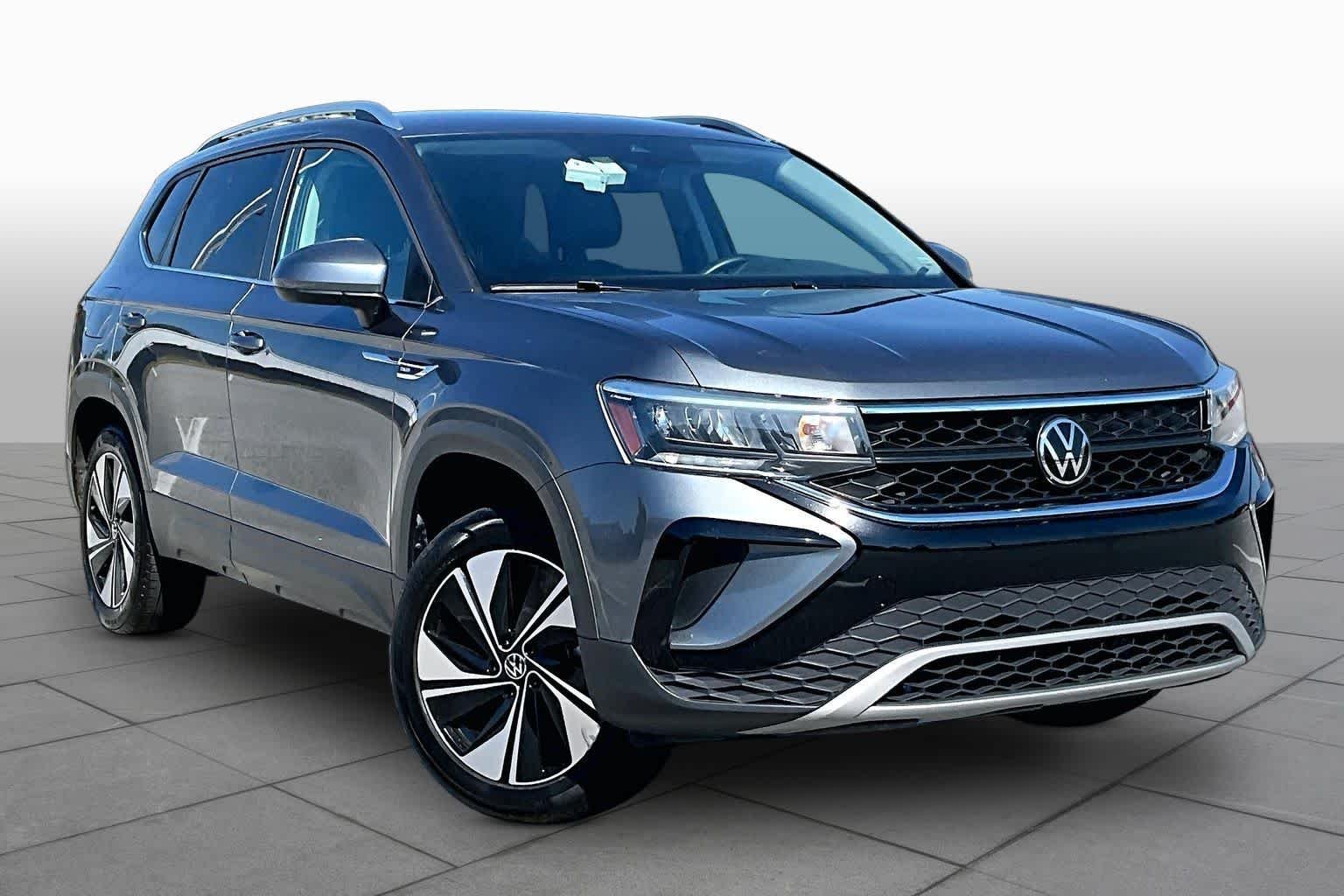 Used 2024 Platinum Gray Metallic Volkswagen SE image 3