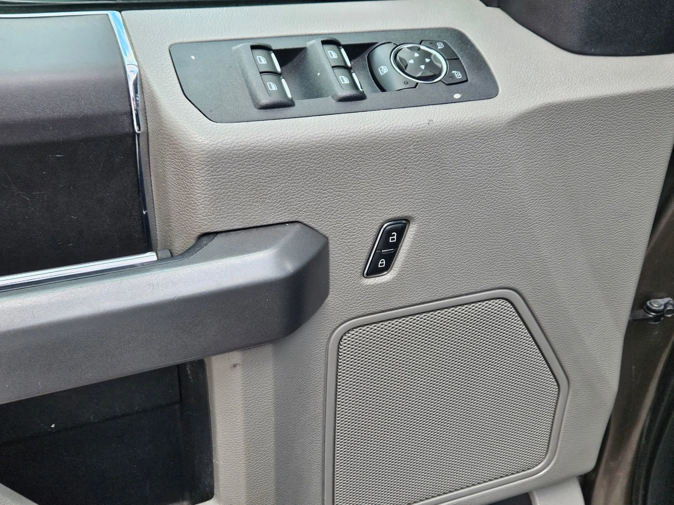Used 2018 Stone Gray Ford XLT image 18