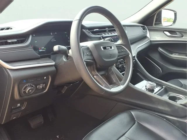 Used 2024  Jeep Y image 8