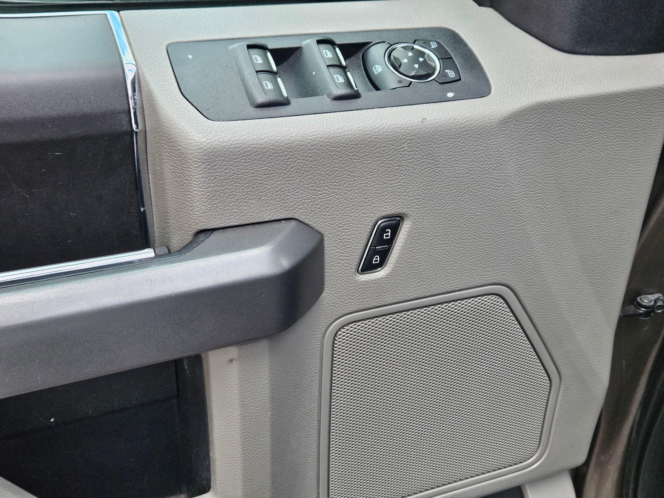 Used 2018 Stone Gray Ford XLT image 18