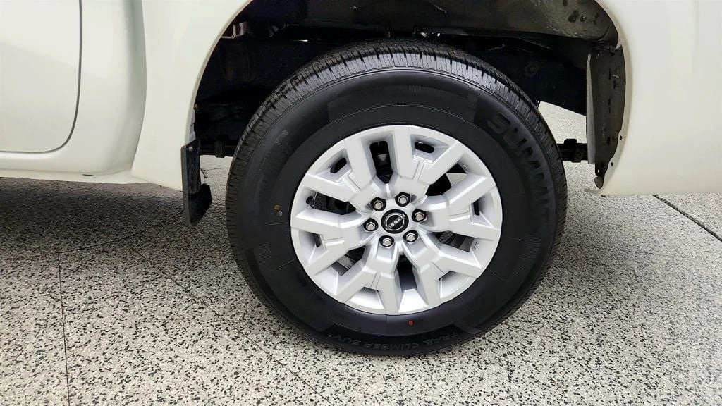 Used 2022 Glacier White Nissan Crew Cab 4x2 SV Automatic image 9