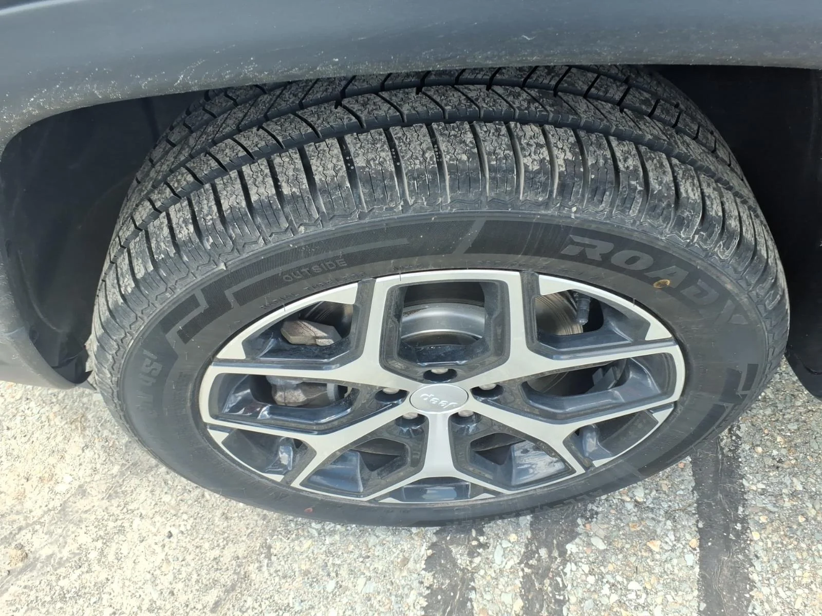 Used 2024 Gray Clearcoat Jeep Latitude image 10