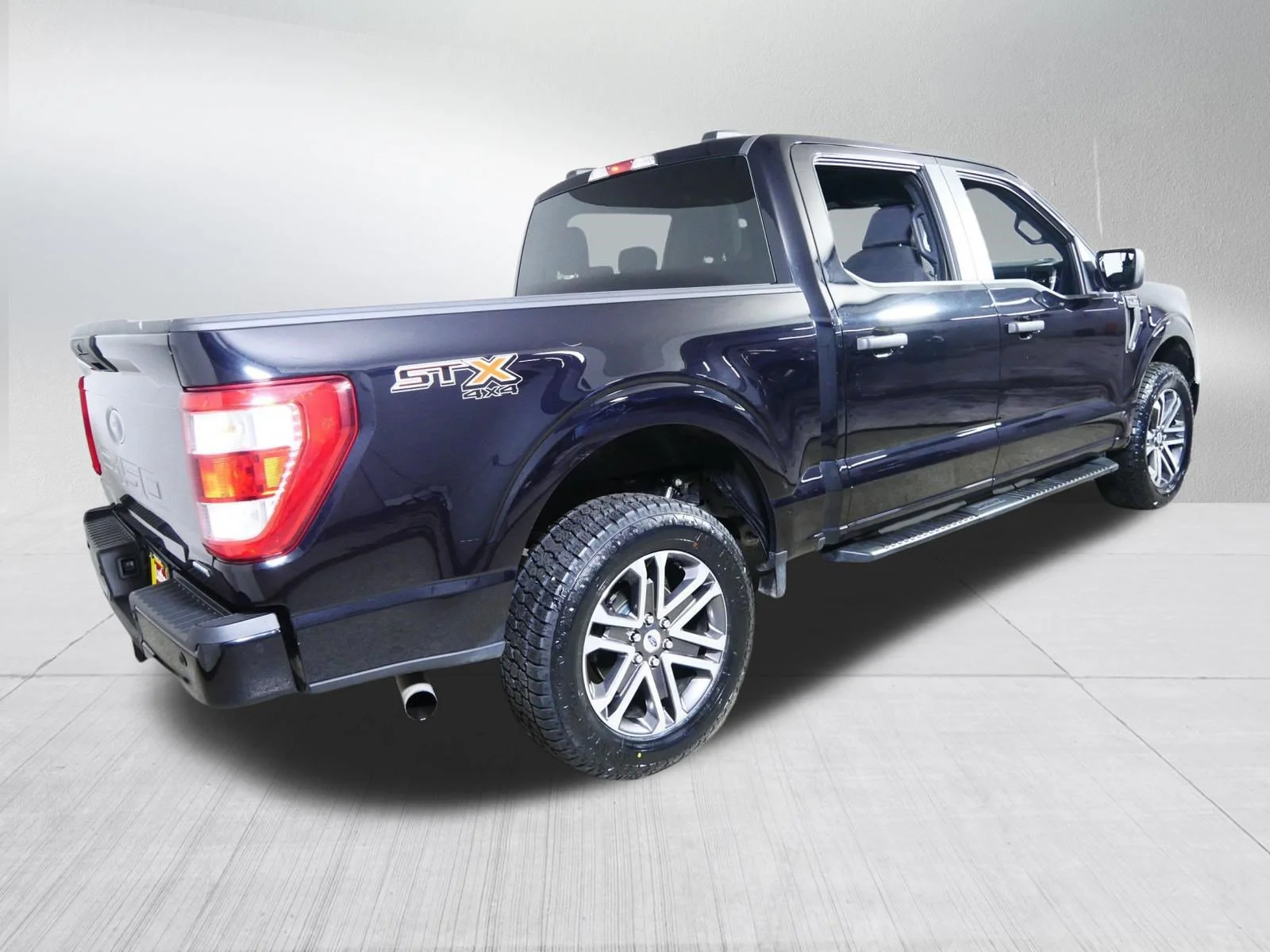 Used 2023 Agate Black Metallic Ford XLT image 7