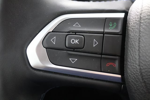 Used 2022 Silver Jeep Latitude image 11