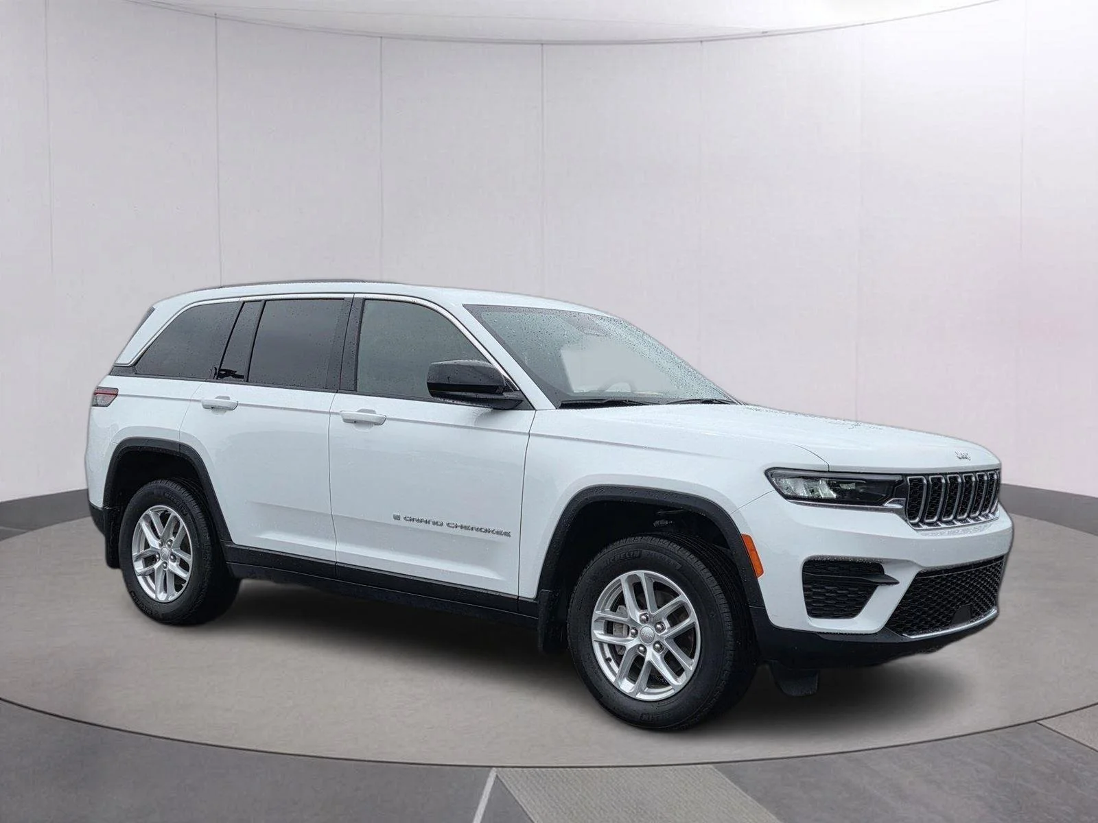 Used 2025 Bright White Clearcoat Jeep Laredo X image 4