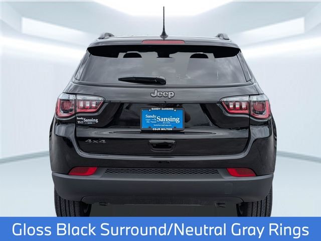 New 2026 Diamond Black Crystal Pearl-Coat Exterior Paint Jeep Latitude image 5