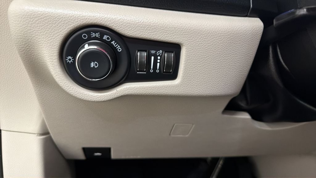 Used 2023 Silver Chrysler Touring L image 18
