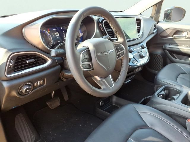 Used 2025  Chrysler Select image 9