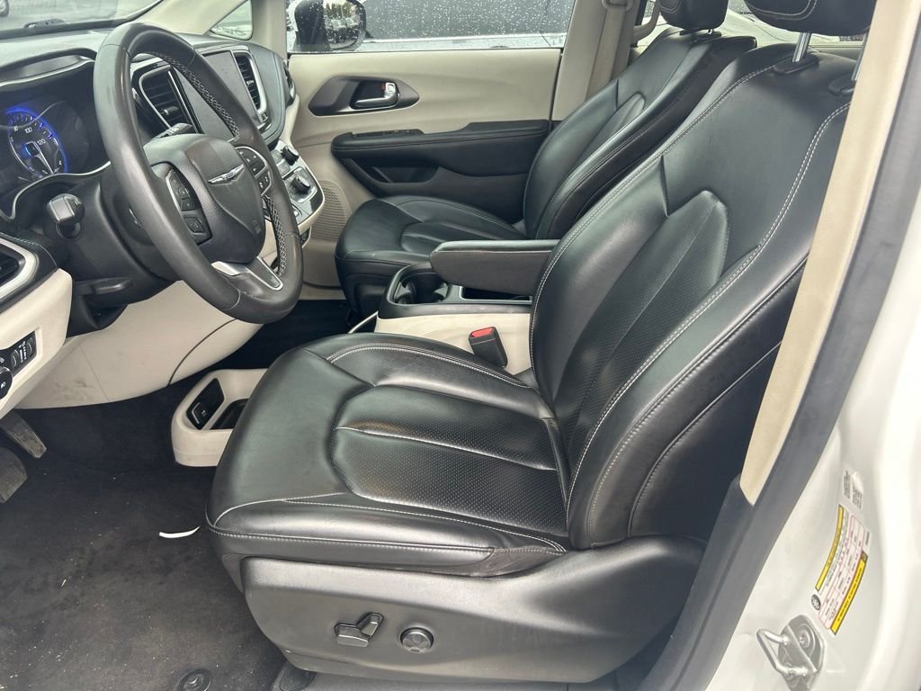 Used 2023 White Chrysler Touring L image 13