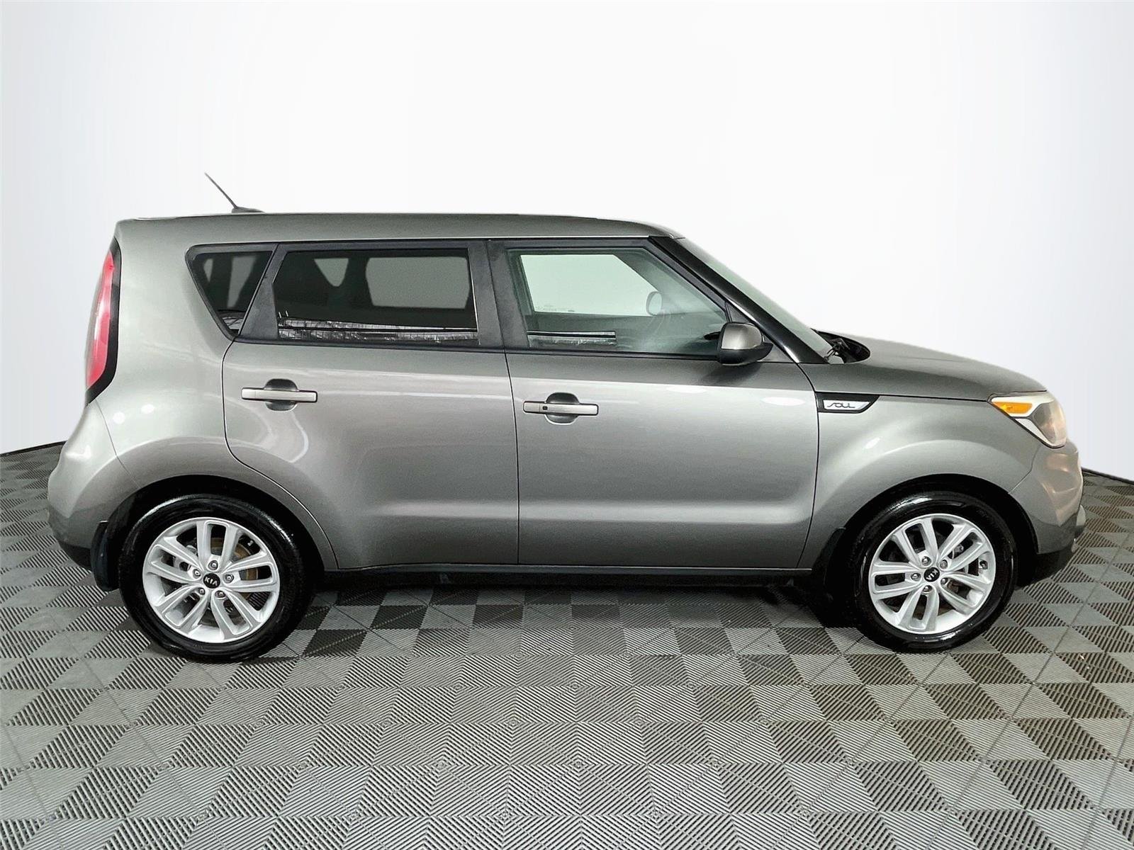 Used 2018 Titanium Gray Kia + image 7