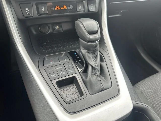 2024 Toyota RAV4 XLE - Photo 19