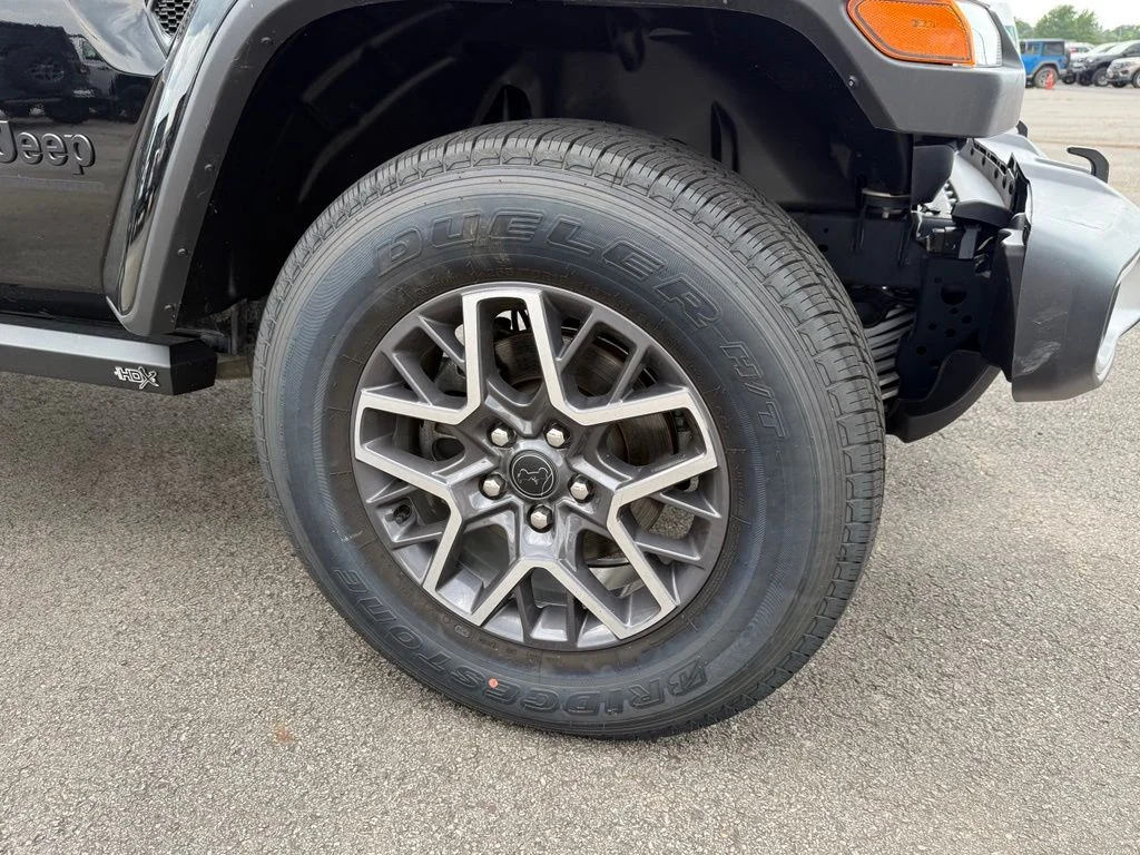 Used 2025 Black Jeep Sahara image 31