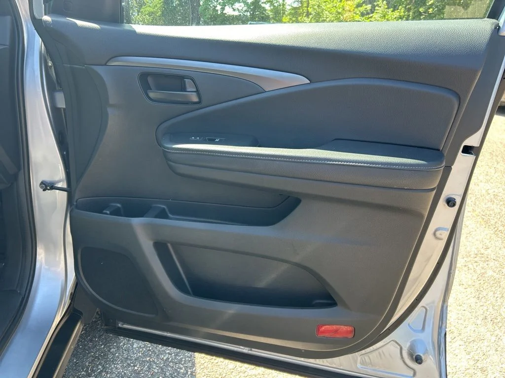 Used 2022 Silver Honda EX-L image 24