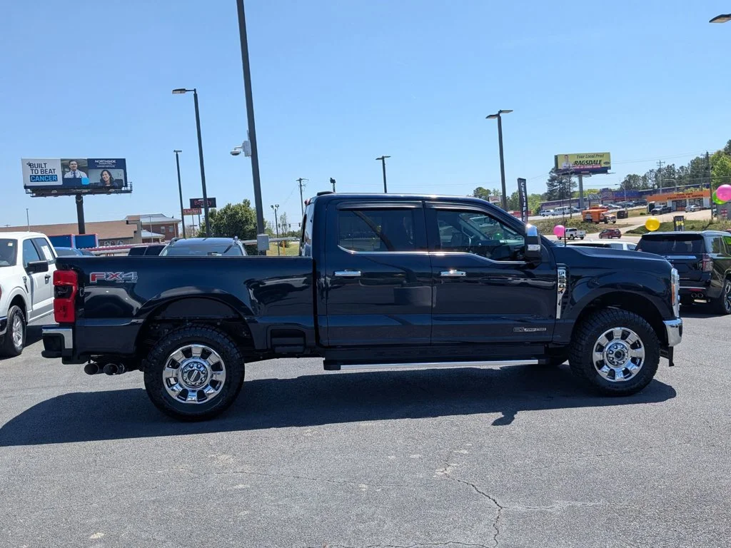 Used 2023  Ford LARIAT image 4