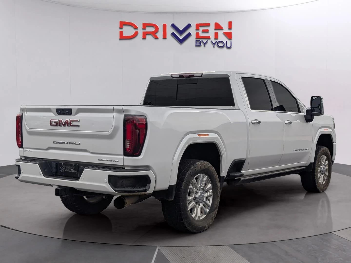 Used 2023 White Frost Tricoat GMC Denali image 5
