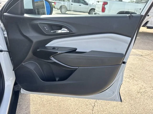 Used 2025 White Chevrolet LT image 27