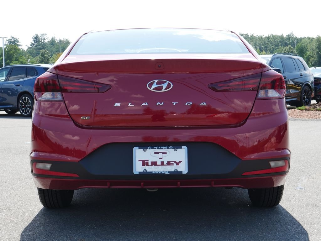 Used 2019 Red Hyundai SE image 6