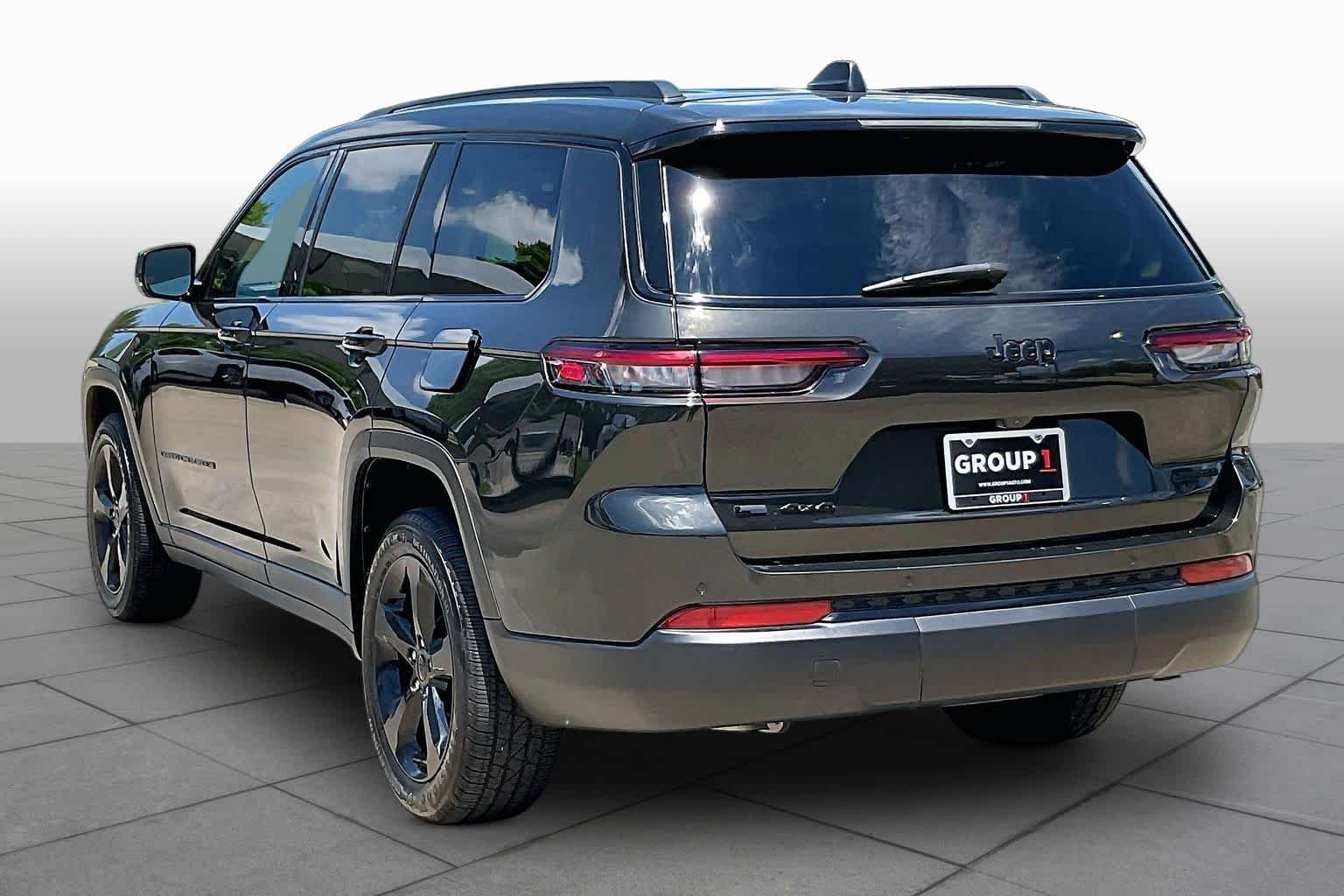 Used 2022 Rocky Mountain Pearlcoat Jeep Limited image 12