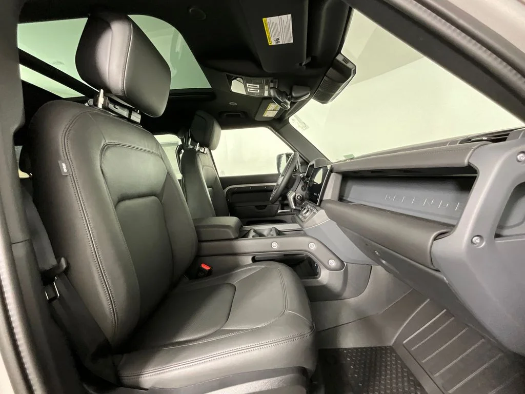 New 2026 Borasco Grey Metallic Land Rover X-Dynamic SE image 3