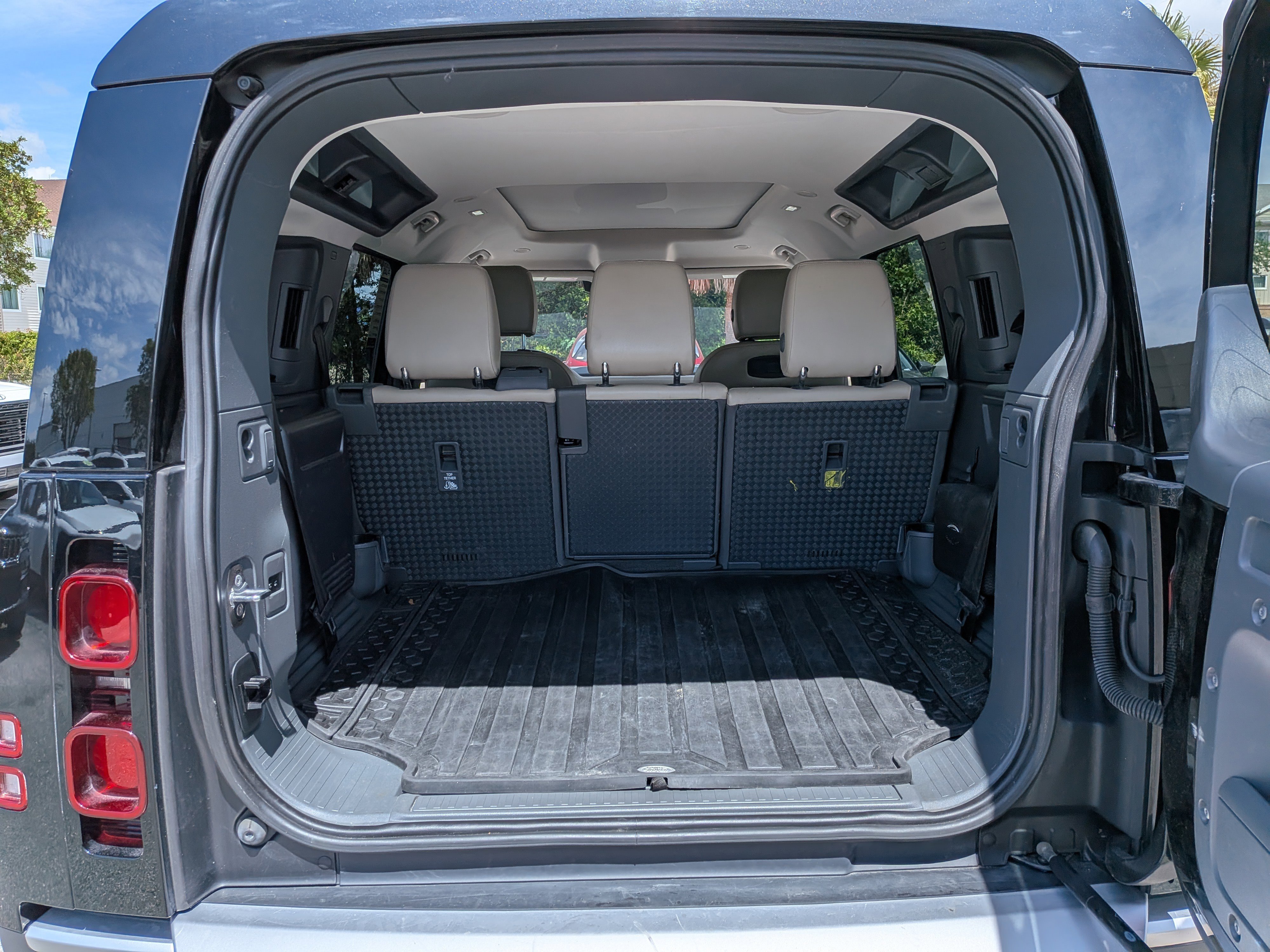 Used 2022 Santorini Black Metallic Land Rover SE image 13