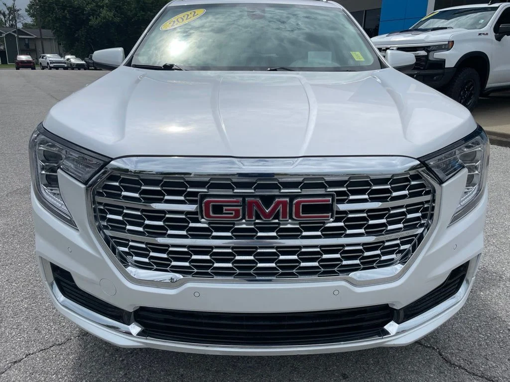 Used 2022 White Frost GMC Denali image 2