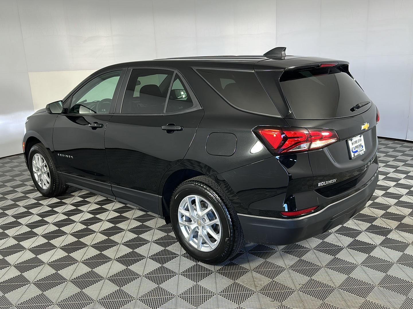 Used 2024 Mosaic Black Metallic Chevrolet  image 4