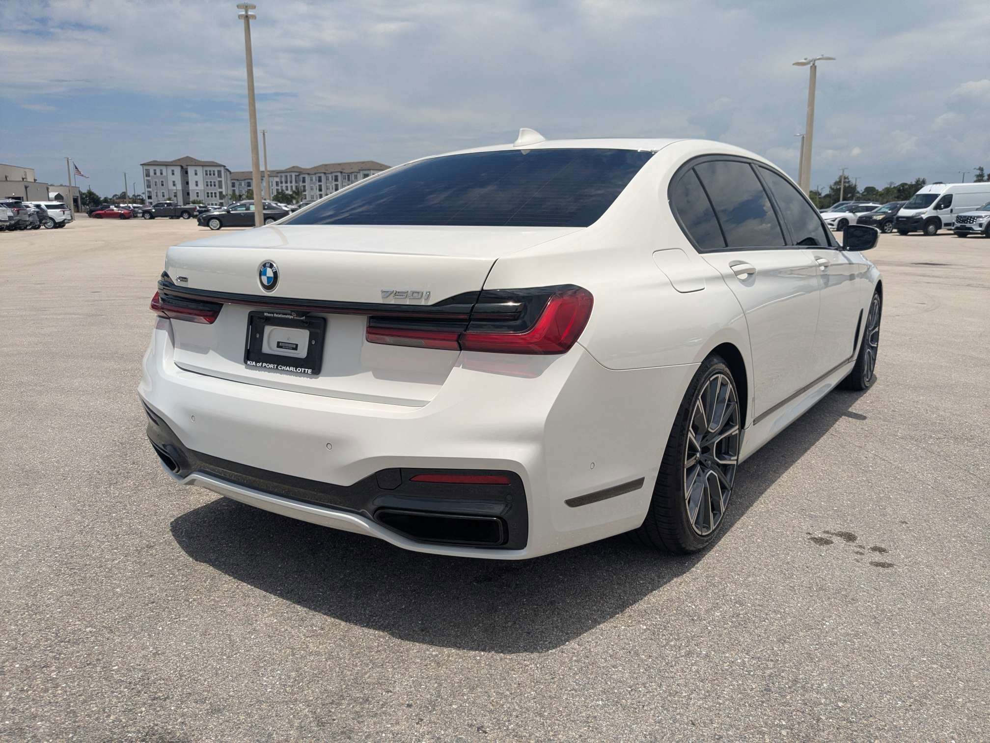 Used 2022 Alpine White BMW 750i xDrive image 5