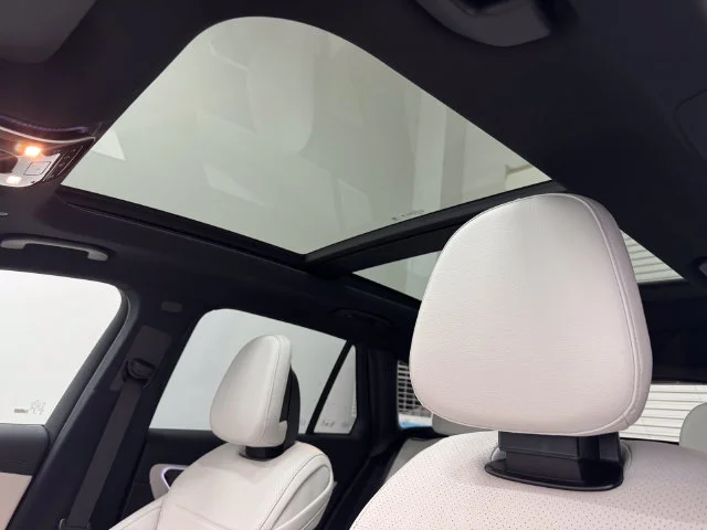 New 2026 MANUFAKTUR Moonlight Whit Mercedes-Benz GLC 300 image 5