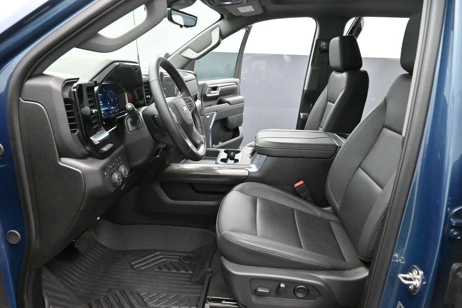 Used 2025 Lakeshore Blue Metallic Chevrolet LTZ image 12