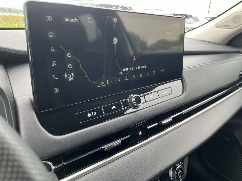 Used 2025 Silver Mitsubishi SE image 16