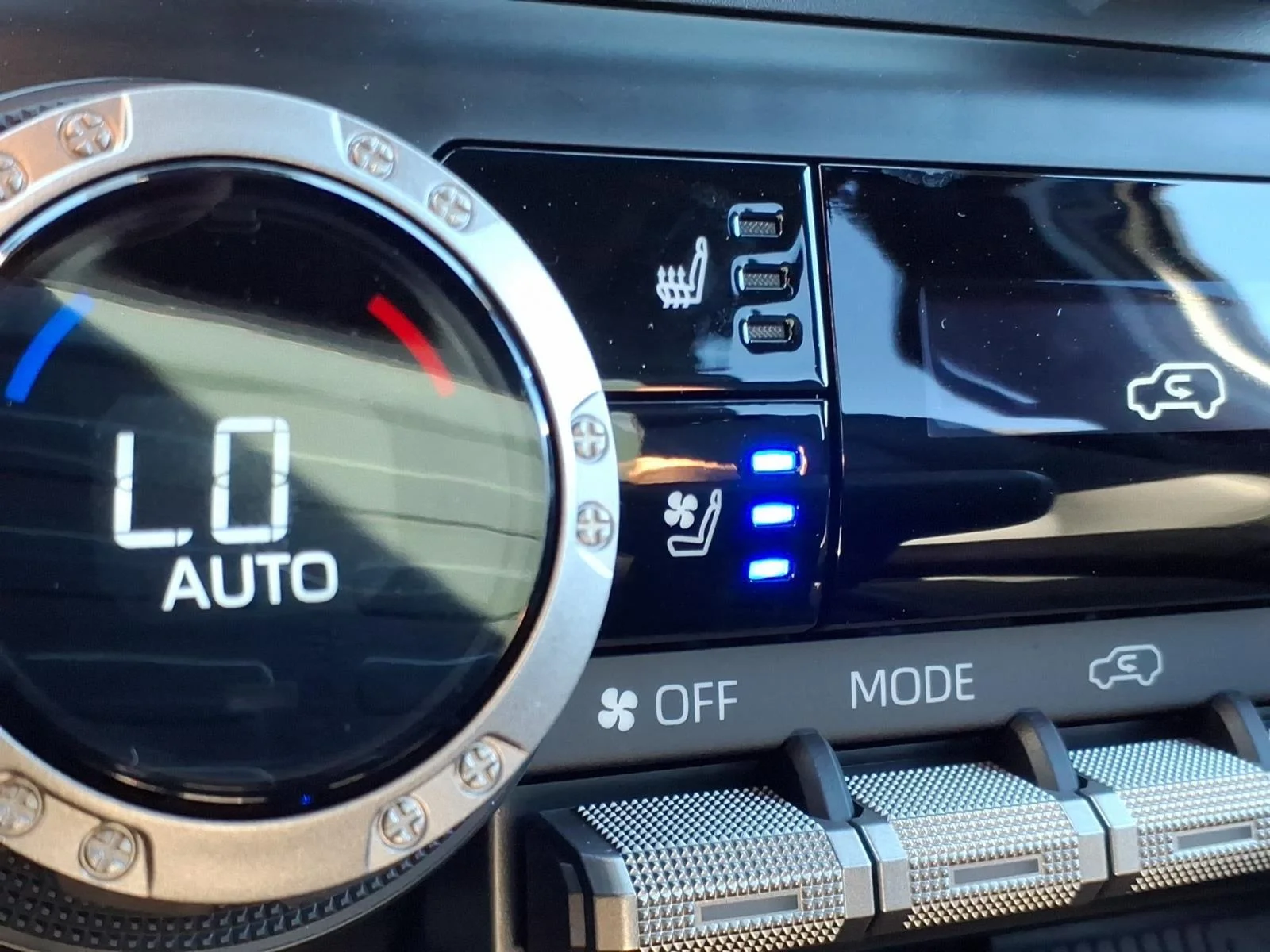 Used 2026 Wind Chill Pearl Toyota Limited image 5