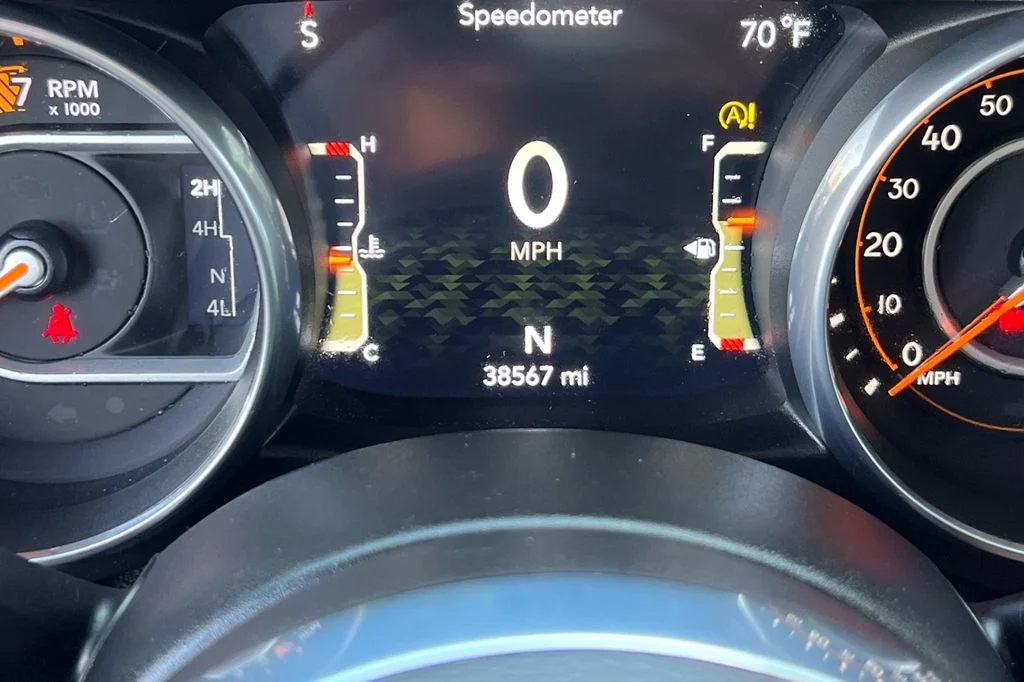 Used 2018 White Jeep Unlimited Sahara image 27