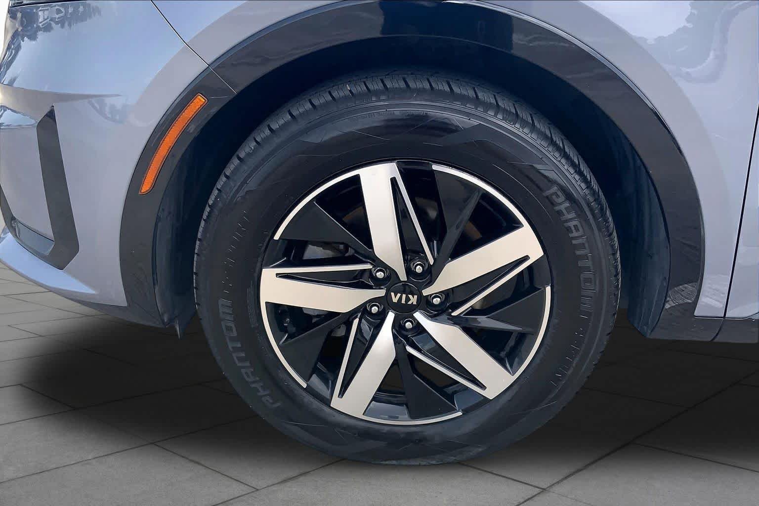 Used 2021 Everlasting Silver Kia EX image 11