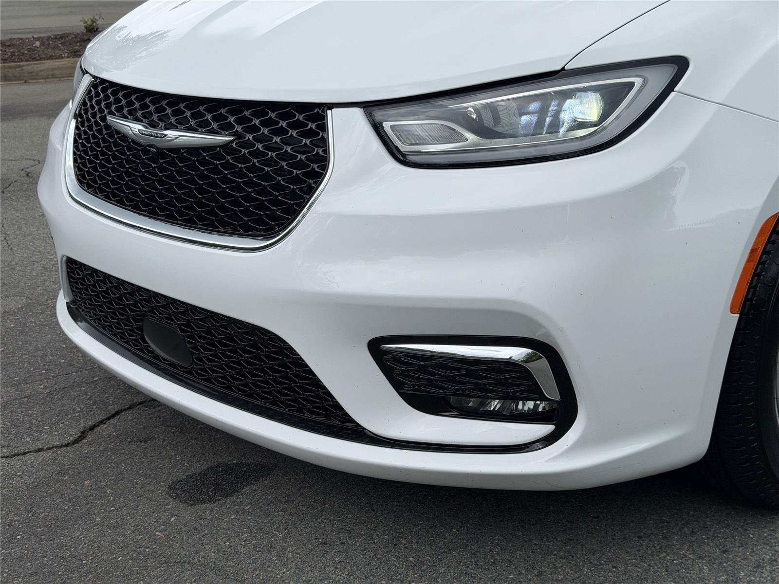 Used 2023 Bright White Clearcoat Chrysler Touring L image 36