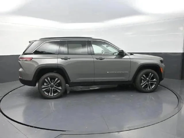 New 2027 Sting-Gray Clear-Coat Paint Jeep Limited image 9
