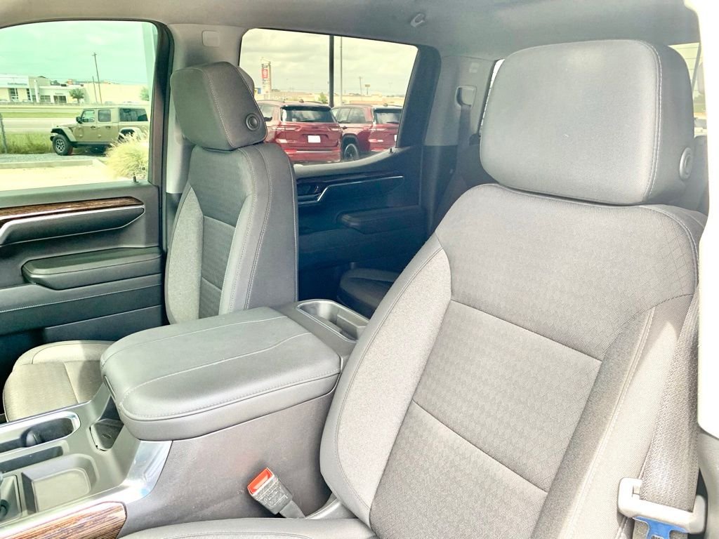 Used 2024 White GMC Elevation image 16