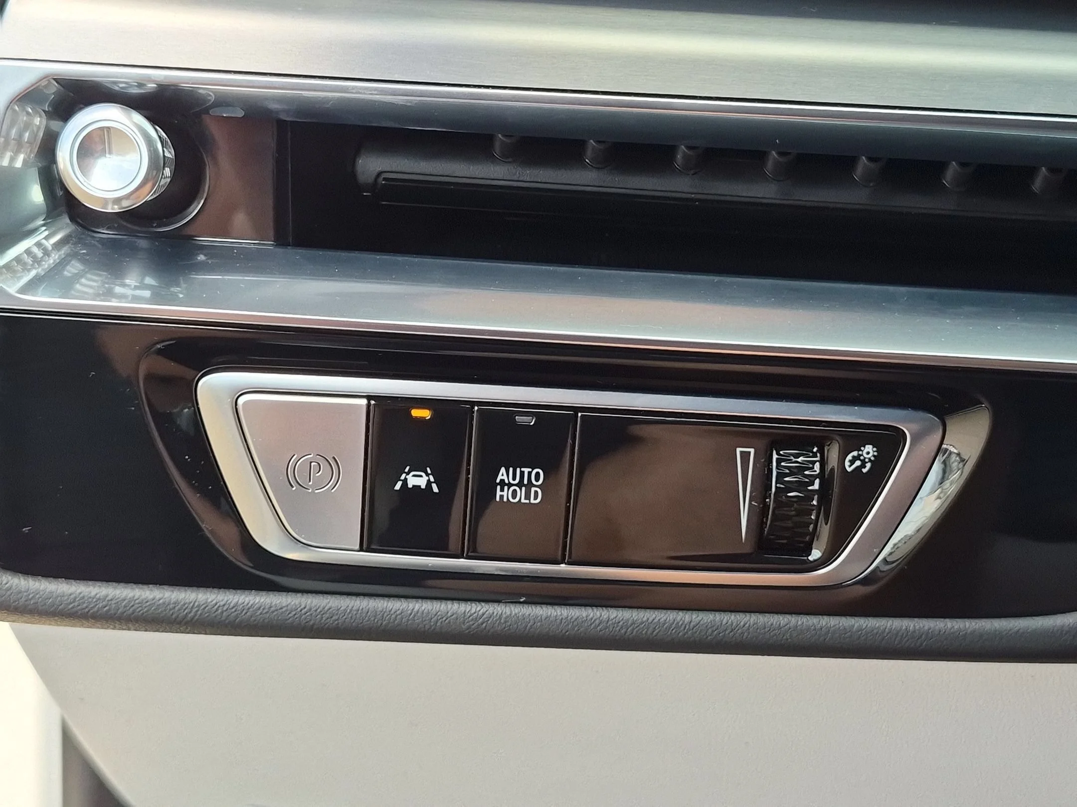 Used 2024 Crystal White Tricoat Cadillac Sport image 16