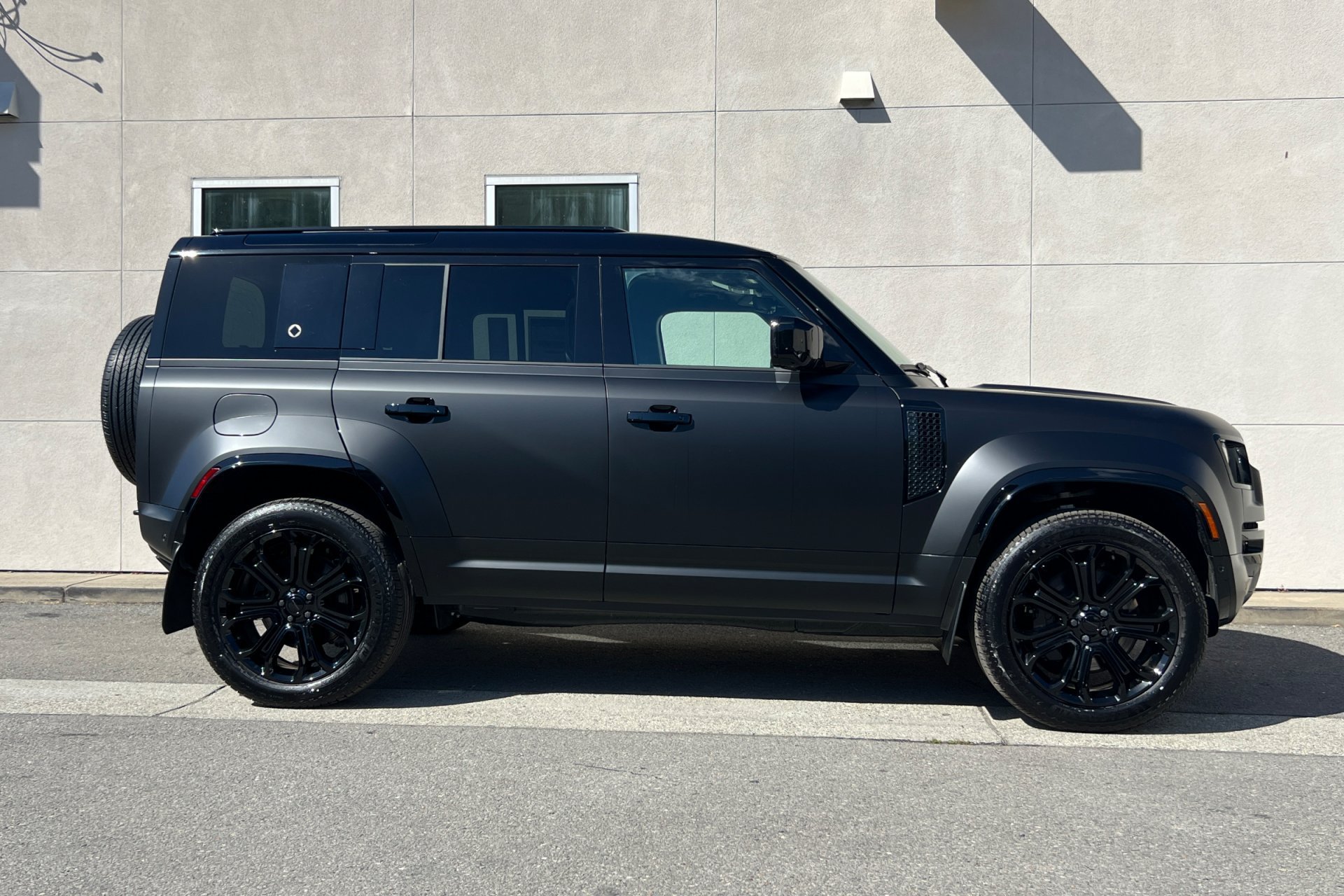 2026 Land Rover Defender OCTA Black - Photo 8