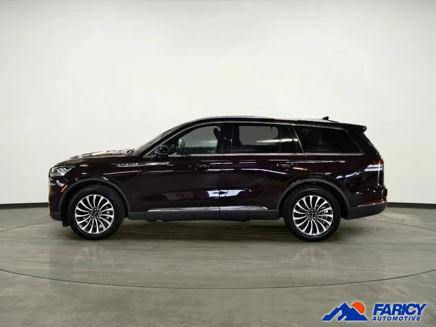 Used 2024 Diamond Red Metallic Tinted Clearcoat LINCOLN RESERVE image 2